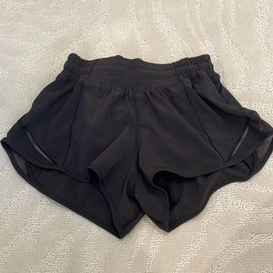 Lululemon hotty hot shorts 2.5 inch low rise